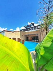 duża zielona roślina liściasta przed budynkiem w obiekcie Sam'S VIP Hostel San Gil w mieście San Gil