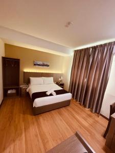 Uma cama ou camas num quarto em LABUAN JATI HOTEL
