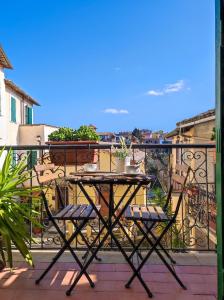 福爾梅洛的住宿－La Loggetta sul Borgo，阳台配有桌椅。