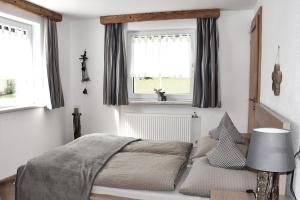 Un dormitorio con una cama y una ventana. en Familie Pfefferkorn, en Steeg