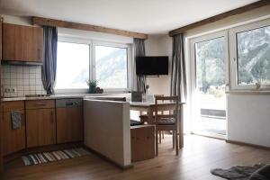 cocina con escritorio y mesa y algunas ventanas en Familie Pfefferkorn, en Steeg