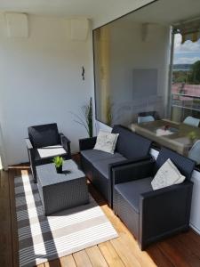 ein Wohnzimmer mit 2 Sofas und einem Tisch in der Unterkunft Sonnige Ferienwohnung mit Seeblick in Uhldingen-Mühlhofen