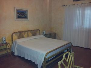 una cama de hospital en una habitación con ventana en Villa Francesca, en Flumini di Quartu