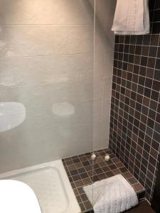 bagno con doccia, vasca e asciugamano di Apartamento Maracena Centro a Maracena Altre 6 foto