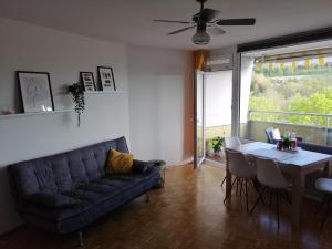 a living room with a couch and a table at Sonnige Ferienwohnung mit Seeblick in Uhldingen-Mühlhofen