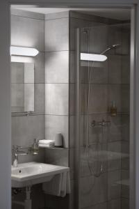 Koupelna v ubytování Auberge du Prévoux + 33 fotografií
