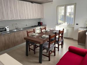 cocina con mesa de madera y sillas en una habitación en Appartamento Aurora, en Malcesine
