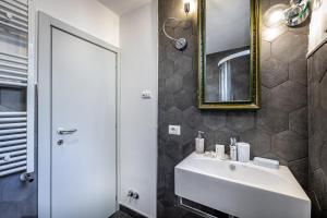 JCL first apt in the hearth of Florence tesisinde bir banyo