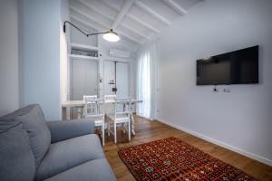 un soggiorno con divano e sala da pranzo di JCL first apt in the hearth of Florence a Firenze