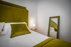 JCL first apt in the hearth of Florence tesisinde bir odada yatak veya yataklar