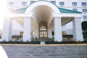 傑克遜的住宿－貝蒙特旅館套房酒店，大型白色建筑,入口很宽