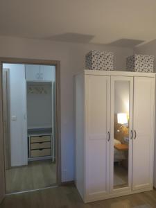 Posteľ alebo postele v izbe v ubytovaní Atrium Apartman Hévíz mit Panoramaterrasse und Tiefgarage