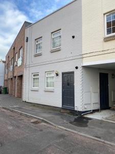 een wit gebouw met een deur aan de zijkant bij 52 Lansdown Crescent in Cheltenham