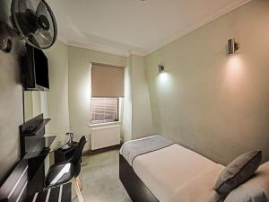 Tempat tidur dalam kamar di Epsilon Hotel