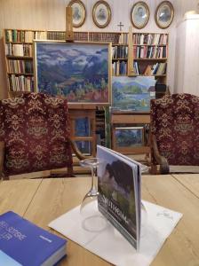 un livre assis au-dessus d'une table avec des chaises dans l'établissement Nutheim Gjestgiveri, à Flatdal