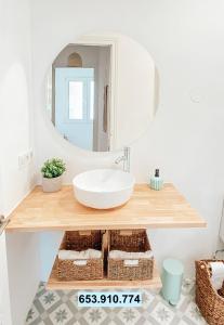 ein Bad mit einem Waschbecken und einem Spiegel in der Unterkunft Montgo Home in Jávea