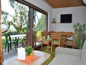 ein Wohnzimmer mit einem Tisch und Stühlen in der Unterkunft Landhaus Harmonie in Arnbruck