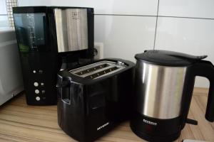 a blender sitting on a counter next to a coffee maker at Ferienwohnung am Seewald in Meckenbeuren