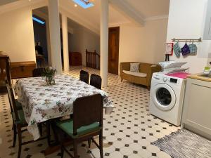 een keuken met een tafel en een wasmachine bij Ocean Front View in Angra do Heroísmo