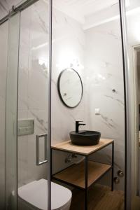 uma casa de banho com um lavatório e um espelho em Villa Niki em Plataria