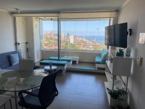 uma sala de estar com vista para a cidade em Edificio En Reñaca em Viña del Mar