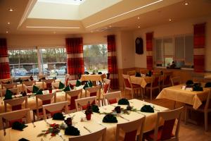 un ristorante con tavoli e sedie in una stanza di Hotel Restaurant zur Windmühle ad Ansbach