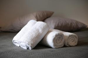 Postel nebo postele na pokoji v ubytování Eight Dimensions Capari Suites Elafonisos