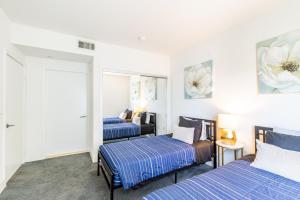 A bed or beds in a room at 3BR Fully furnished Apartment on Sunset Blvd apts