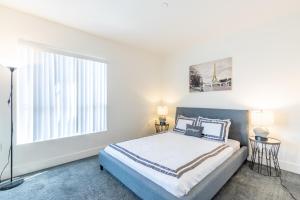 Posteľ alebo postele v izbe v ubytovaní 3BR Fully furnished Apartment on Sunset Blvd apts