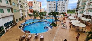 an overhead view of a swimming pool in a city at Prive Riviera - Apartamentos JN in Caldas Novas