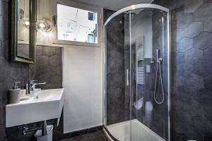 un bagno con lavandino e doccia di JCL first apt in the hearth of Florence a Firenze