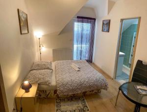 Ένα ή περισσότερα κρεβάτια σε δωμάτιο στο Vila Lesana