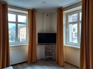 TV a/nebo společenská místnost v ubytování Apartament Karkonosze