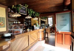 bar w restauracji z ladą w obiekcie Locanda La Sosta w mieście Cavaion Veronese