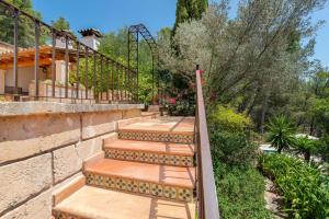 un conjunto de escaleras que conducen a una casa en NEW! Villa CAN PERE for 10 people with pool and panoramic views, en Es Capdellà