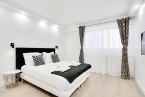Ein Bett oder Betten in einem Zimmer der Unterkunft TROCADERO/ EIFFEL TOWER - 3 Bedrooms- All New!