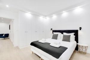 Gallery image of TROCADERO/ EIFFEL TOWER - 3 Bedrooms- All New! in Paris