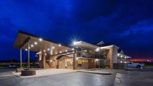 a building with lights in a parking lot at night at Best Western El Reno in El Reno