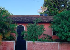 una casa roja con una antena parabólica encima en Pousada Aconchego - Suítes Rústicas e Privativas, en Lençóis