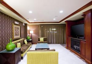 En tv och/eller ett underhållningssystem på Holiday Inn Express Hotel & Suites Woodland Hills, an IHG Hotel