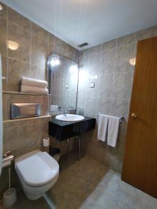 Koupelna v ubytování Hotel Ria de Vigo "Tierra de Campos" + 14 fotografií