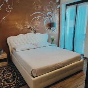 - une chambre avec un lit blanc dans l'établissement CASA VACANZE DA MARTI, à Tirano