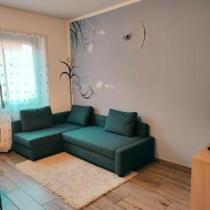 - un salon avec un canapé vert dans l'établissement CASA VACANZE DA MARTI, à Tirano