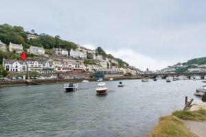 a group of boats in a river with houses at Superb House in Looe, Near Beach and Bars with Great Views and free access to a nearby Indoor Swimming Pool in Looe
