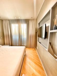 pokój hotelowy z łóżkiem i telewizorem w obiekcie Borgomarino 32 w mieście Pescara +10 zdjęć