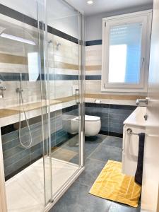 bagno con doccia e servizi igienici. di Borgomarino 32 a Pescara