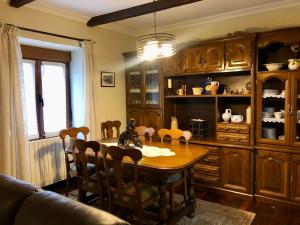 a dining room with a wooden table and chairs at Apartamento Rural Areso - Fraxkuenea in Areso