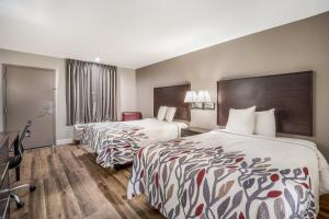 מיטה או מיטות בחדר ב-Red Roof Inn Sumter
