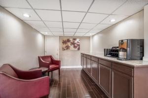 a waiting room with chairs and a bar with a microwave at Red Roof Inn Sumter in Sumter