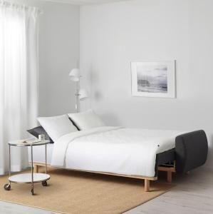 een witte slaapkamer met een groot bed en een tafel bij ,Private Apartment, Aircondition, Garage, HD TV pl & de, WiFi, fully equipped, near beach in Kołobrzeg
